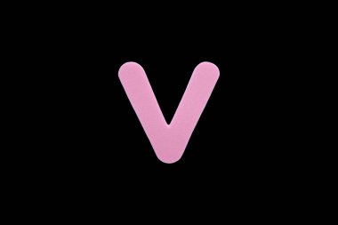 Alfabe harf V sembol sünger siyah arka plan üzerinde izole kauçuk.