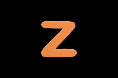 Alfabe harf Z sembolü sünger siyah arka plan üzerinde izole kauçuk.