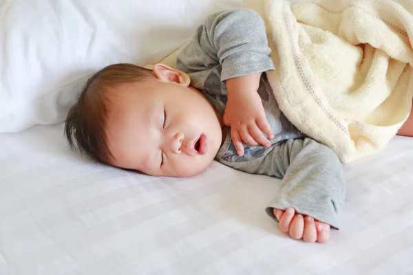 Vreedzame Pasgeborene Aziatische Jongen Met Deken Bed Slapen — Stockfoto