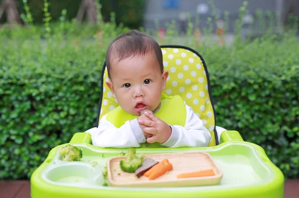 Niño Bebé Asiático Comiendo Por Baby Led Weaning Blw Concepto — Foto de Stock