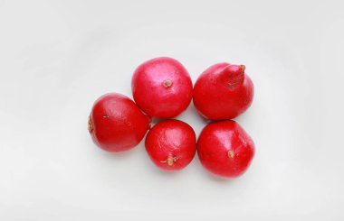 Beyaz arka plan üzerinde turp demet.