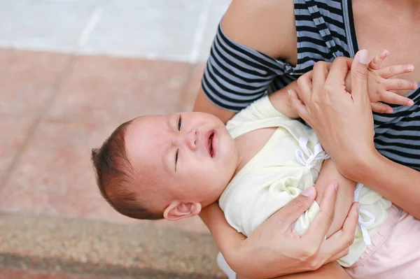 Ibu Asia Memegang Menjerit Bayi Laki Laki Yang Baru Lahir — Stok Foto
