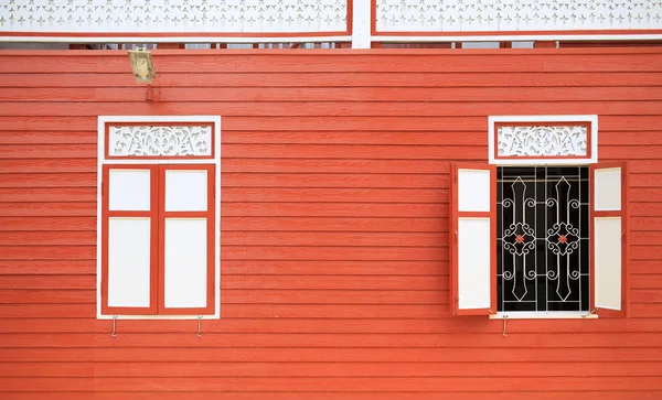 Casa Prancha Madeira Parede Estilo Retro Com Janelas Fechadas Abertas — Fotografia de Stock