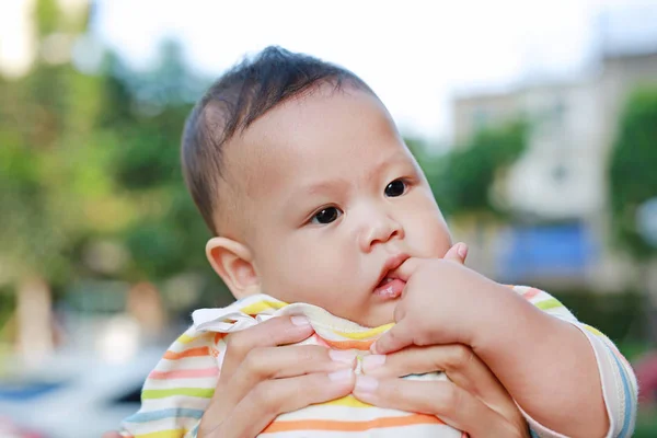 Close Menino Infantil Está Chupando Dedo Com Mãe Asiática Carregando — Fotografia de Stock
