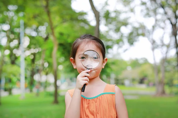 Portrait Little Asian Child Girl Looking Magnifying Glass Park Garden — Stock Photo, Image