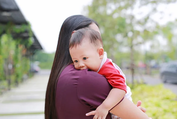 Primer Plano Asiático Bebé Niño Acostado Abrazo Madre —  Fotos de Stock