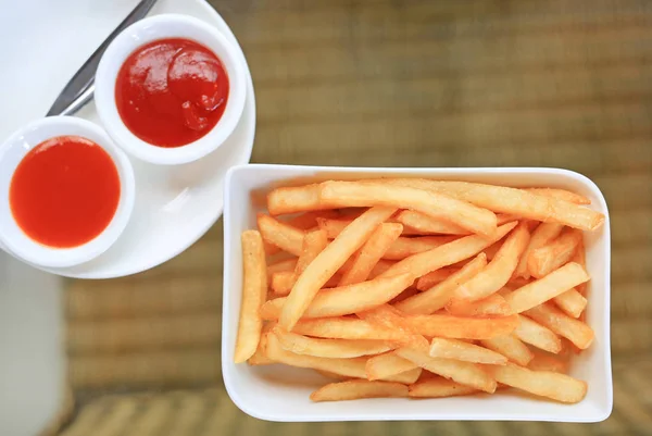 Pommes Frites Vit Platta Serve Med Chili Och Tomat Sås — Stockfoto