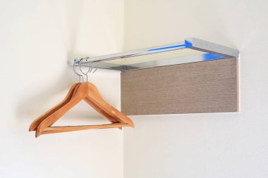 Boş askı raf üzerinde.