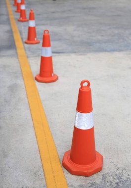 Satır yolda yerleştirilen turuncu kauçuk trafik koni.