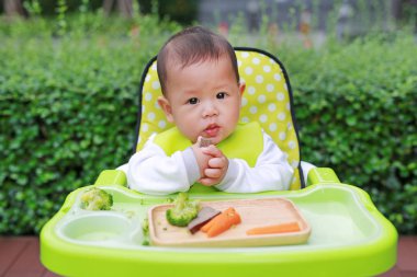 Asya bebek bebek çocuk bebek (Blw) tarafından liderliğindeki sütten yeme. Parmak gıdalar kavramı.