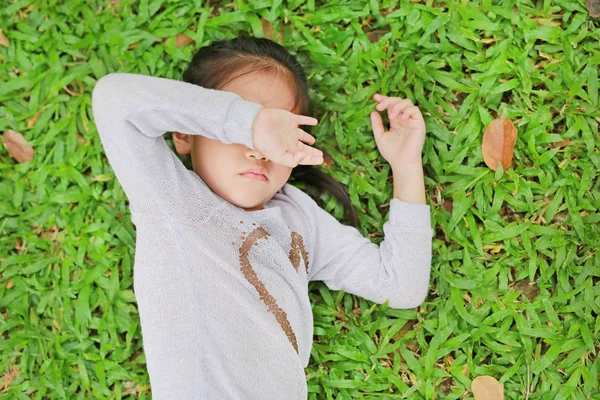 Portret Piękne Dziewczynka Azjatyckich Dziecka Leżącego Zielonym Trawniku Zamknęła Oczy — Zdjęcie stockowe