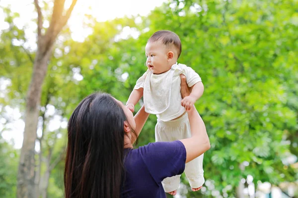 Ibu Asia Memeluk Bayi Laki Lakinya Taman Musim Panas Dengan — Stok Foto