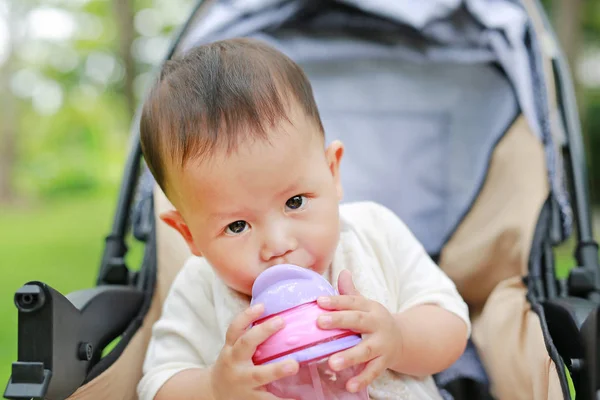 Close Bebê Bebê Menino Sentado Carrinho Bebê Água Potável Copo — Fotografia de Stock