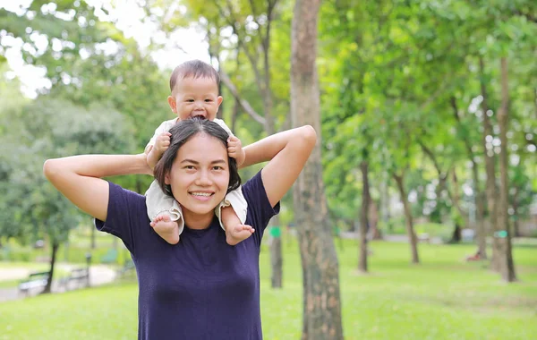 Ibu Muda Asia Yang Cantik Dengan Bayi Laki Laki Yang — Stok Foto