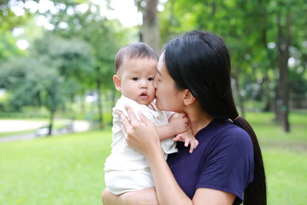 Ibu Asia Membawa Dan Mencium Bayi Laki Lakinya Kebun Hijau — Stok Foto