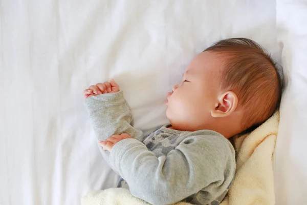 Hautnah Säugling Auf Dem Bett Schlafend Mit Der Decke — Stockfoto