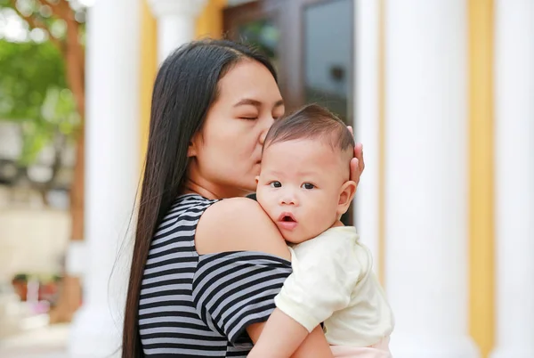 Portrait Asian Mother Carry Kiss Her Baby Baby Boy Outdoor — Stok Foto