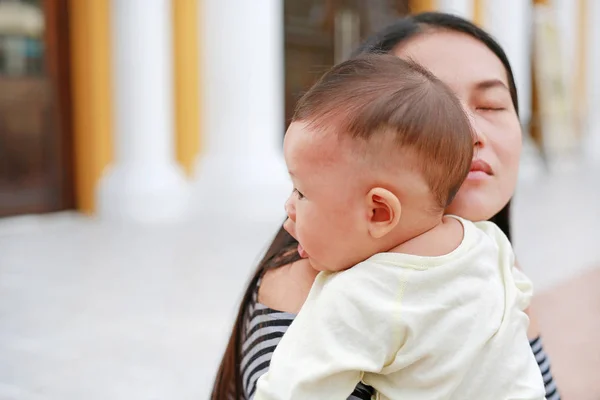 Ibu Asia Yang Mengandung Bayinya Close — Stok Foto