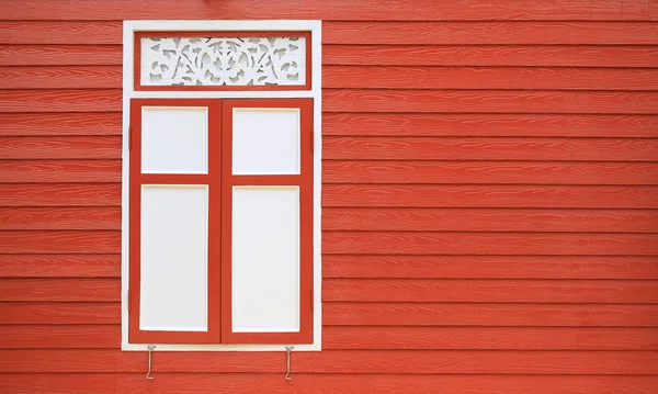窓のあるレトロスタイルの壁の木板の家 — ストック写真