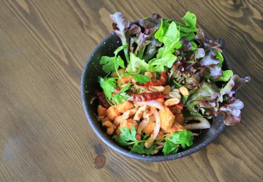 Karışık sebze ve ot kızarmış baharatlı somon salata.