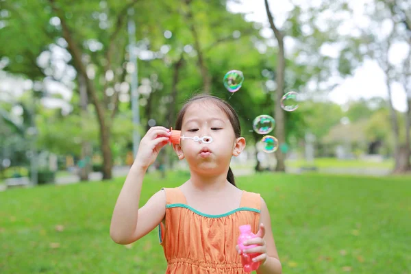 Милая Азиатская Девочка Играет Пузырь Летнем Парке — стоковое фото