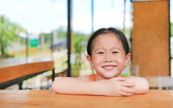Счастливая Маленькая Азиатская Девочка Лежит Деревянном Столике Баре Камерой — стоковое фото