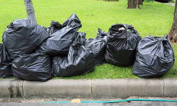 Preto Sacos Lixo Plástico Jardim Grama Verde Perto Rua — Fotografia de Stock