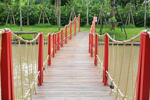 Puente Colgante Cuerda Madera Para Caminar Cruzando Río — Foto de Stock