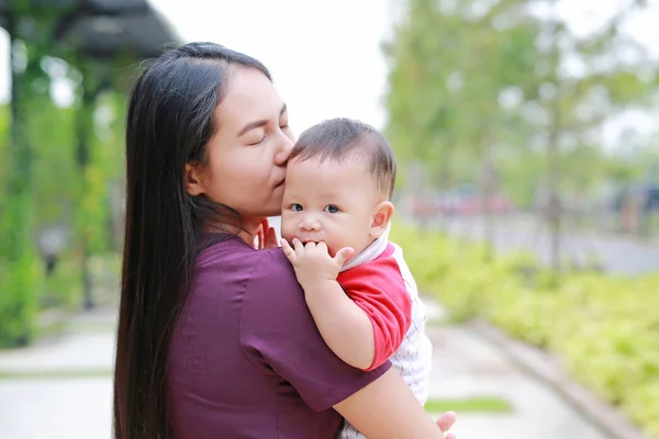 Potret Bayi Laki Laki Mengisap Jari Dengan Ibu Asia Membawa — Stok Foto