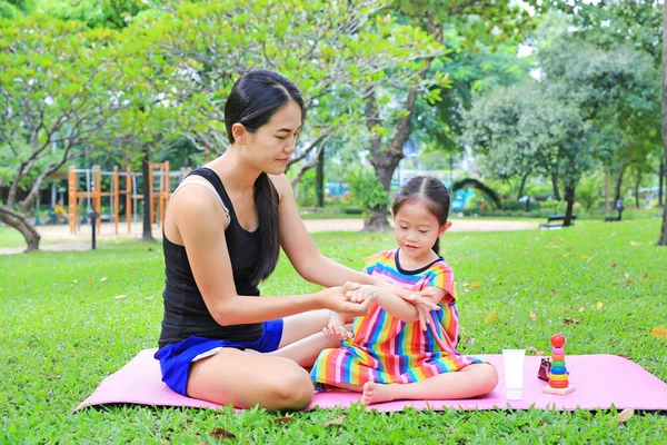 Mutter Trinkt Körperlotion Für Tochter Sommerpark — Stockfoto