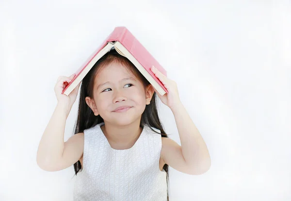 Schattig Klein Aziatisch Meisje Plaats Hardcover Boek Haar Hoofd Zoek — Stockfoto