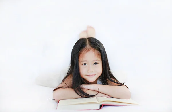 Retrato Bonito Pouco Ásia Criança Menina Lendo Livro Deitado Branco — Fotografia de Stock