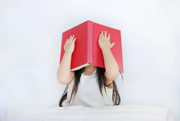Aziatische Kind Meisje Gezicht Verbergen Met Open Hardcover Boek Zittend — Stockfoto