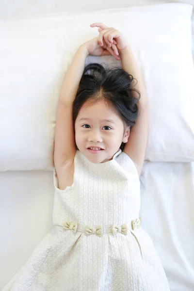 Ευτυχισμένο Παιδί Όμορφο Ασιατικό Κορίτσι Ξαπλωμένο Στο Κρεβάτι Θέα Από — Φωτογραφία Αρχείου