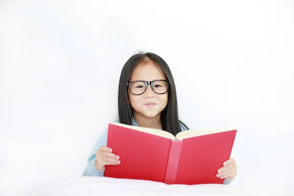 Belle Heureuse Petite Fille Asiatique Enfant Lecture Livre Relié Couché — Photo