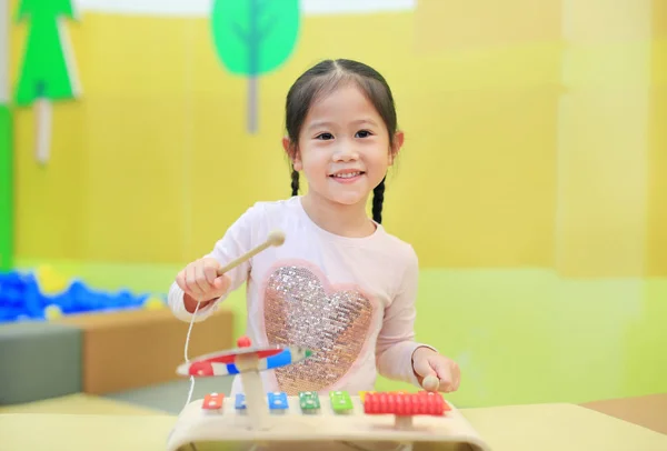 Asiatique Enfant Fille Avoir Amusant Avec Jouets Instruments Musique — Photo