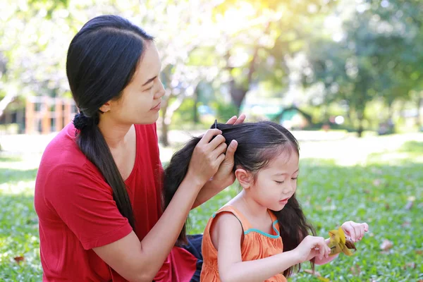 Ibu Menyisir Rambut Putri Tergeletak Kebun Hijau — Stok Foto