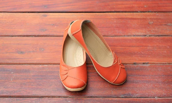 Chaussures Femme Cuir Orange Sur Bois — Photo