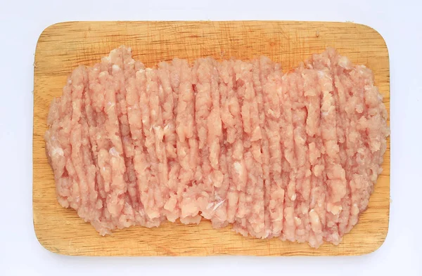 切菜板上的生猪肉碎 顶视图 — 图库照片
