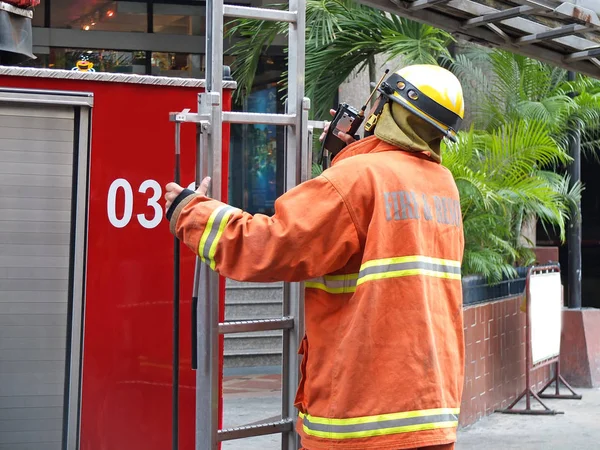 Pessoa Incêndio Salvamento Com Caminhão Bombeiros — Fotografia de Stock