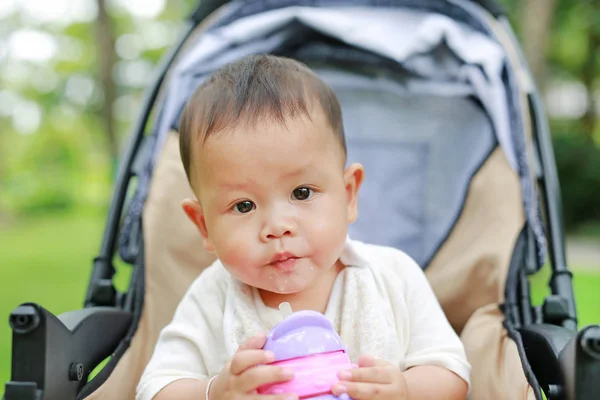 Close Bebê Bebê Menino Sentado Carrinho Bebê Água Potável Copo — Fotografia de Stock