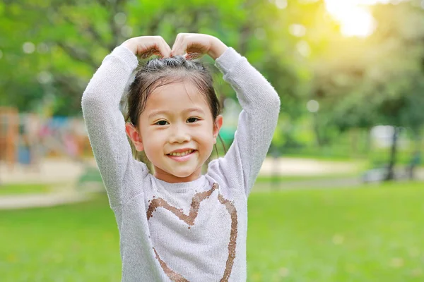 Porträt Eines Lächelnden Süßen Kleinen Asiatischen Mädchens Grünen Garten Das — Stockfoto