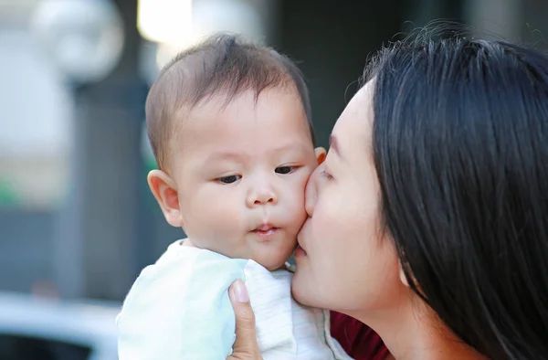 Close Asian Mother Kissing Her Infant Happy Family — Stock Photo, Image