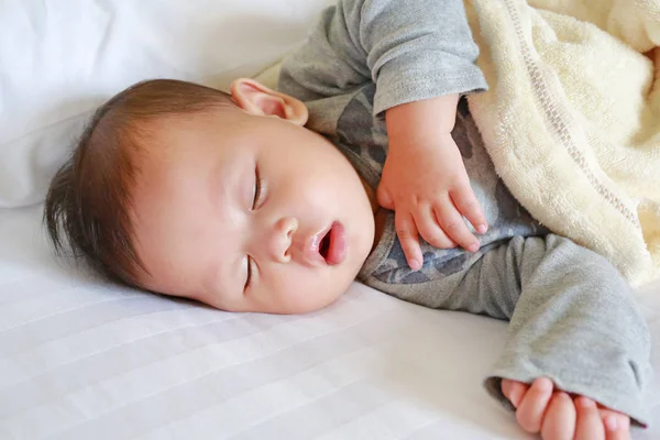 Hautnah Säugling Auf Dem Bett Schlafend Mit Der Decke — Stockfoto