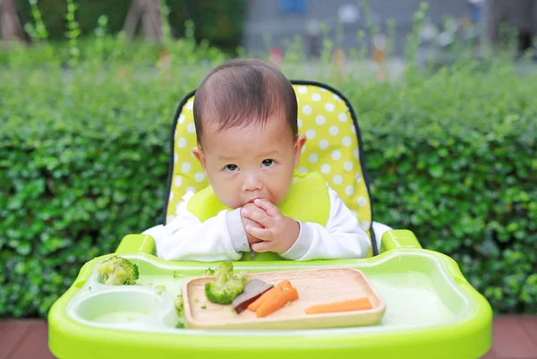 Asiatique Bébé Garçon Manger Par Bébé Conduit Sevrage Blw Concept — Photo