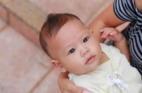 Close Aziatische Babyjongen Liggen Knuffel Van Moeder Met Uitziende Camera — Stockfoto