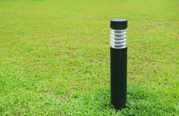 Nahaufnahme Mast Der Lampe Grünem Gras Feld — Stockfoto