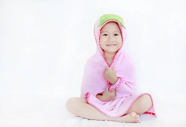 Feliz Pouco Ásia Criança Menina Sorrindo Sob Toalha Depois Banho — Fotografia de Stock