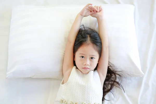 Portret Van Mooie Aziatische Kind Meisje Liggend Bed Van Bovenaf — Stockfoto