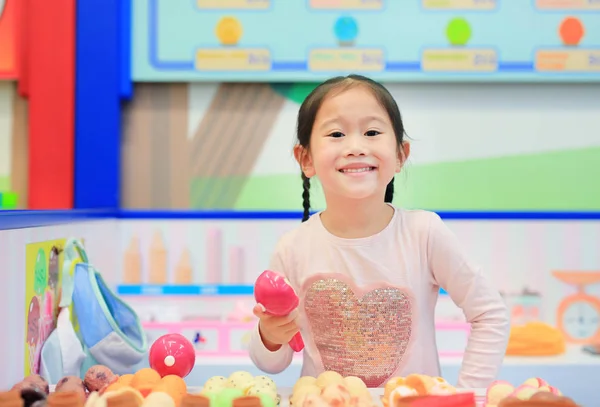 Niña Jugando Fingir Como Una Venta Heladería — Foto de Stock